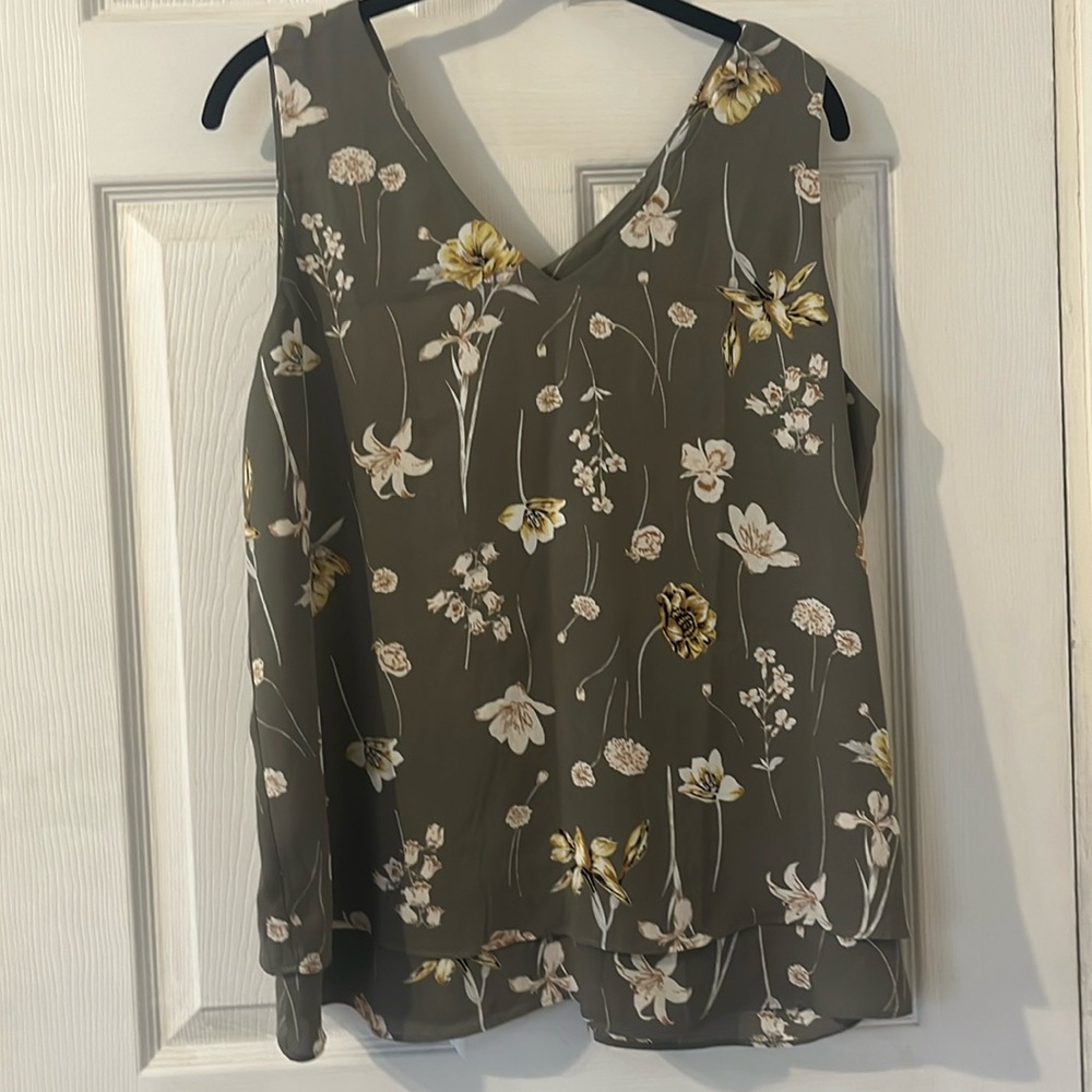 Ann Taylor Factory Tank top. Size Large. Floral print